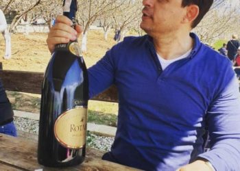 Shampanja/ Kunati i Bashës, foto festive pas protestave