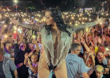 ‘A je për trileqe’/ Të gjithë kundër Fjolla Morinës, reagon këngëtarja: U vesha si Rita Ora