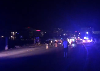 Makina përplaset me shtyllën në Tiranë, 4 të plagosur. Në Fier makina përfundon në kanal, 2 gra dhe 2 fëmijë të plagosur