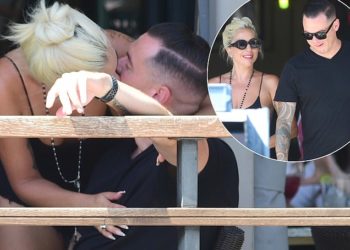 Bradley Cooper? Cili është djali që puthet në buzë këngëtarja Lady Gaga