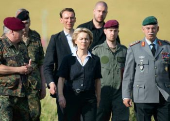 Presidentja e KE/ Kush është “supermamaja” me këmishë të bardhë, që vë në rresht gjeneralët