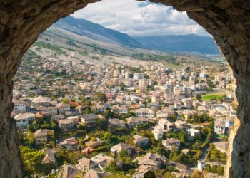 FOTO/ The Indipendent: Mos shkoni në Gjirokastër, do bënit më mirë po të qendronit në shtëpi