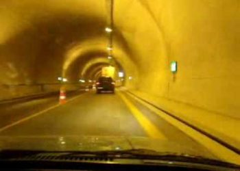 VIDEO/ Kosovari filmon gomën e shkëputur nga makina që shpërthen papritur në tunelin e Kalimashit