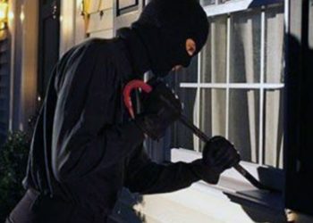 Maskat dhunojnë dhe grabisin një çift të moshuarish në Vlorë