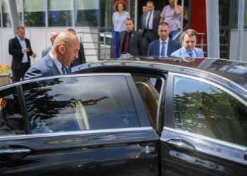 Haradinaj, mesazh për shqiptarët gjatë rrugës për në Hagë