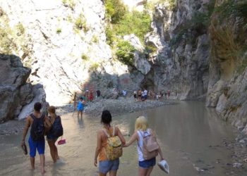 Tragjedi në Kanionet e Holtës, mbytet një vajzë, dy në kërkim