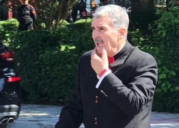FOTO / Kujtim Gjuzi, konservator edhe në plazh! Pozon i veshur në breg