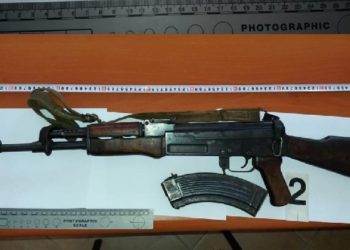 Kanabis dhe armë/ Pranga 29-vjeçarit në Vlorë, në kërkim dy shokët e tij