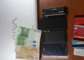 Grabitën bankat me karta krediti të klonuara, arrestohen 2 rumunë në Tiranë