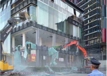 VIDEO/ Shembet ndërtesa prej xhami pranë stadiumit “Arena Kombëtare”, reagon Veliaj