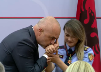 FOTO/ Iu dëmtuan gishtat gjatë protestës, Rama i puth dorën e plagosur efektives Ina Nuka