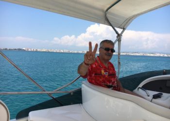 FOTO/ Deputeti Gjuzi si roja bregdetare, kontroll me jaht brigjet e Durrësit: Qytetarët respektojnë ligjin