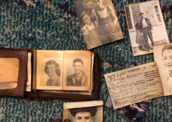 Gjyshes i kthejnë portofolin e vjedhur 75 vite më parë, e kishin fshehur në murin e shkollës