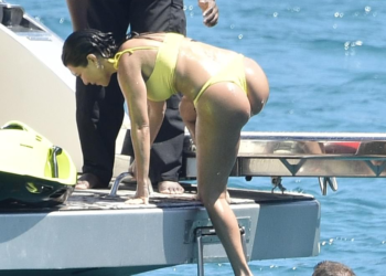 FOTO/ Kourtney Kardashian, nëna e tre fëmijëve vjen shumë seksi nga brigjet e Korsikës