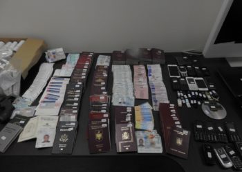 Pranga shqiptarit në Athinë, policia i zbulon laboratorin e falsifikimit të dokumenteve