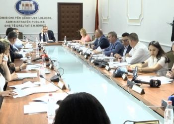 Debatet te “Ligjet” për krimet në komunizëm, Murrizi: Hajde bëjmë ligj, mos bëni ‘cicla-micla’