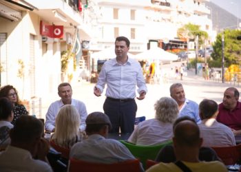 Basha “harron” teatrin dhe përfundon në Himarë: Sondazhet e nxjerrin opozitën shumicë qeverisëse