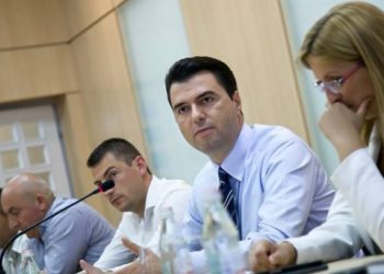Lirimi i zyrave/ Basha bën lëvizjen e radhës, mbledh në selinë blu kryebashkiakët e djathtë