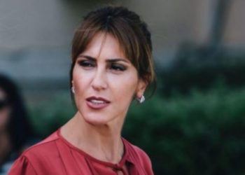 Me pushime në Vlorë, Majlinda Bregu ekspozon linjat vajzërore (foto)
