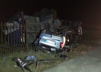 FOTO/ Aksident i frikshëm në Lushnje, makina përplaset me kamionin, një person në gjendje kritike