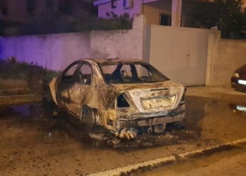 Shkrumbohet makina e parkuar para banesës në Devoll, ja dyshimet e para