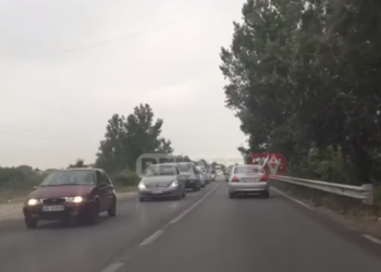 Çfarë po ndodh? Radhë e gjatë automjetesh në Vorë dhe Fushë-Krujë