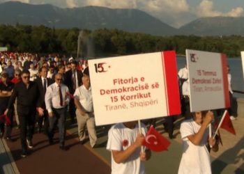 Ambasada e Turqisë kujton 3-vjetorin e grushtit të shtetit, “marshimi i fitores” tek diga e liqenit