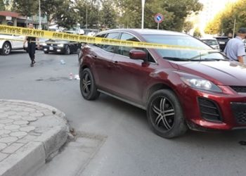 Policia arreston shoferin me “Mazda” që përplasi nënën me vajzën e vogël në krahë