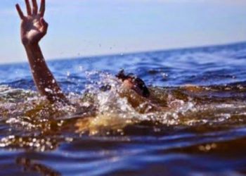 Divjakë/ Roja i kullës dhe pushuesit shpëtojnë 21-vjeçarin që rrezikonte të mbytej