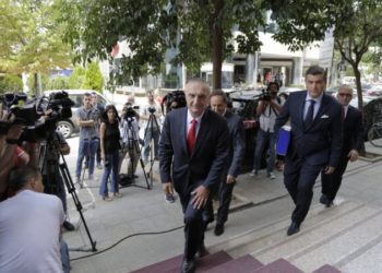 Pse Meta u kujtua para Bashës për ta dërguar “Teatrin” në Kushtetuese?