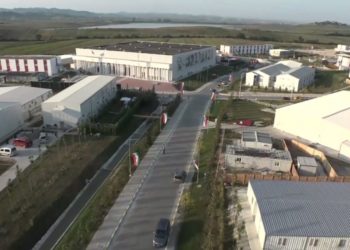 FOTO/ Inaugurohet “qyteti” i muxhahedinëve iranianë 30 km larg Tiranës, marrin pjesë personalitete ndërkombëtare