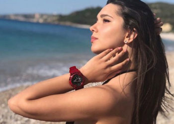 Moderatorja e njohur pozon nga plazhi me bikinit rozë