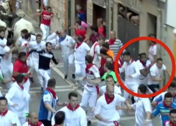 VIDEO/ Rrezikon jetën duke vrapuar para demave edhe pse paguhet 75 milionë dollarë në vit