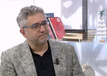 Borati shqiptar po bën qesharake dhe gazetarinë greke