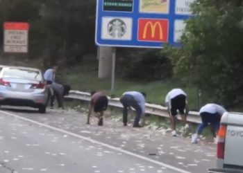 Shoferët në garë për të mbledhur 175,000 dollarët që ‘fluturuan’ nga makina e blinduar (video)
