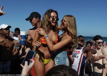 FOTO/ Brenda ishullit të çmendur ku studentët tërbohen me hashash, alkool dhe plazh nudo