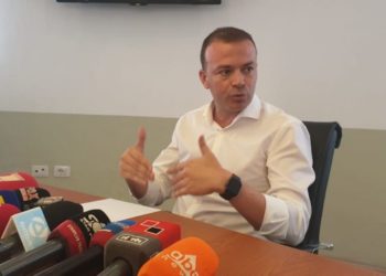 Valdrin Pjetri: Ademi duhet ta lirojë zyrën, pres një shtrëngim duarsh nga kryebashkiakja në ikje