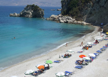 Me sharrë e çekiç në dorë, pranga zaptuesit të plazhit në Sarandë