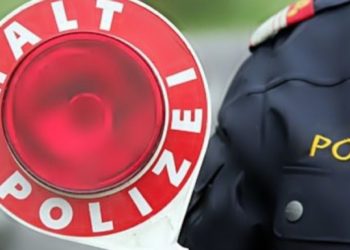 Shqiptari përfundon me makinë në arë, lë vajzën 6 vjeçe brenda dhe ia mbath nga policia