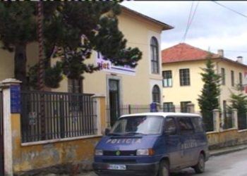 Korçë, gruaja gjen të vrarë me armë bashkëshortin në banesë