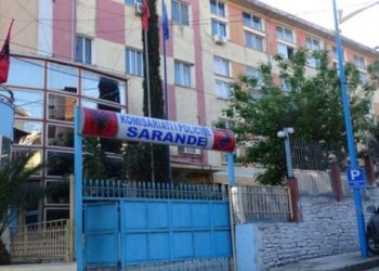 Prishën qetësinë publike në Sarandë, pranga tre personave