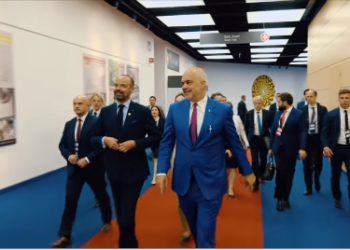 VIDEO/ Rama takohet me homologun francez në Samitin e Poznanit