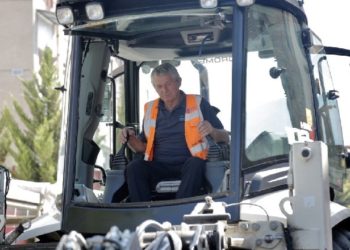 FOTO/ Shtrohet rrjeti i kanalizimeve për banorët e rrugës ‘Kongresi e Lushnjës’