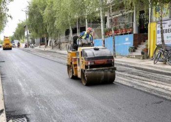 FOTO/ Bashkia nis asfaltimin e rrugëve të prekura nga ndërtimi i linjës Bovillë-Yzberisht