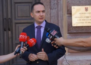 Dosja ‘Babale’/ Salianji dorëzon materialin kompromentues të prokurorit Gent Osmani me Alfred Alizotin