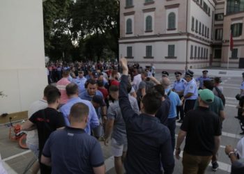 FOTO/ Tensione te teatri, tentohet të çahet kordoni i policisë, aktori thirrje Ramës: Le të plasë…nuk trembemi