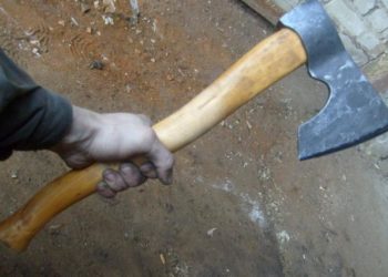 Tmerr në familje, djali godet me sëpatë babain në Lushnje