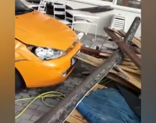 VIDEO/ Shëngjini goditet nga stuhia, shtyllat bien mbi automjete, dëme edhe në biznese