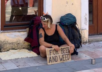 Habit turistja në Shkodër, lyp para për të blerë birra e hashash