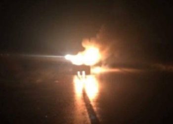 Shkrumbohet makina e parkuar pranë banesës në Elbasan, zjarri i qëllimshëm